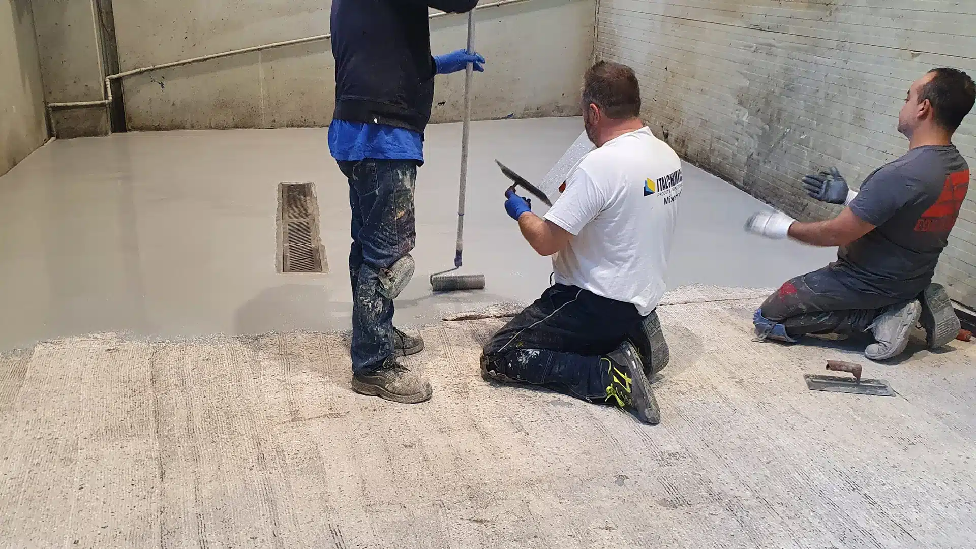 Operai al lavoro per posa di pavimento 