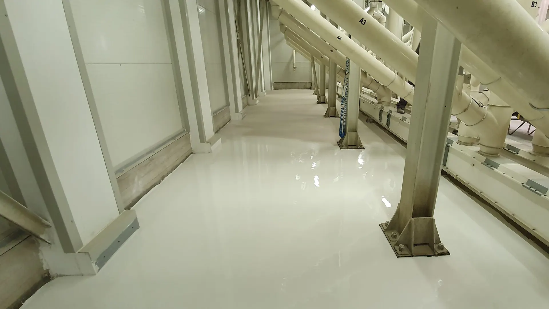 Interno di un capannone industriale con pavimenti in resina