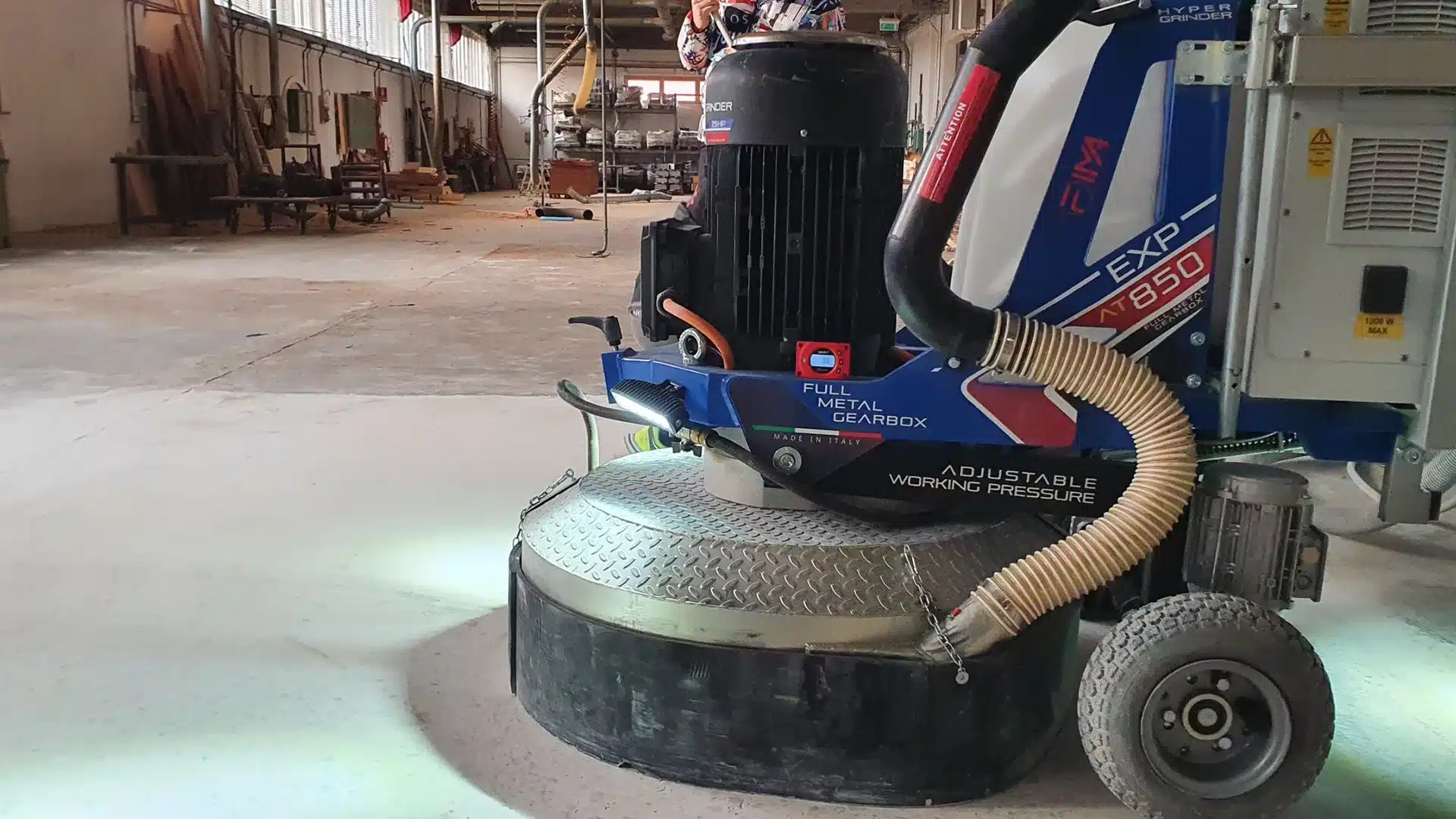 Lucidatura di pavimenti in resina per pavimento industriali