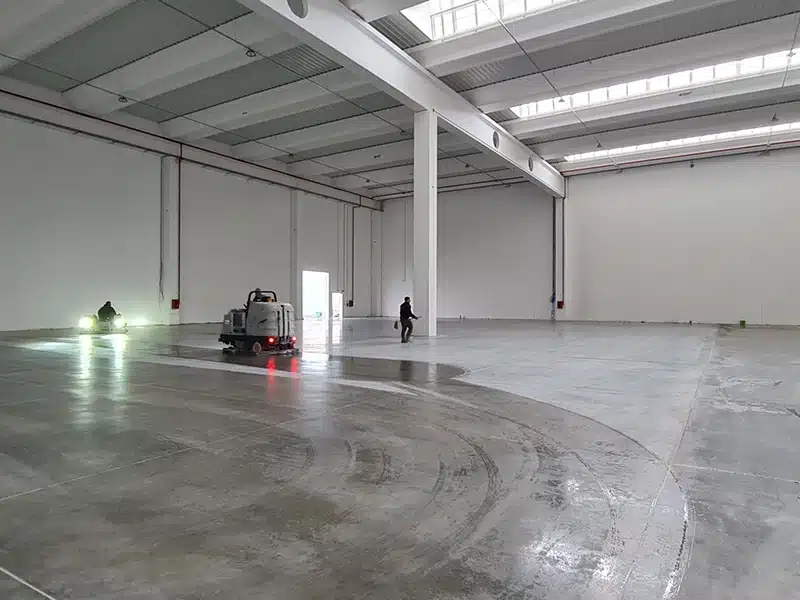 Lucidatura di un pavimento commerciale a Mantova