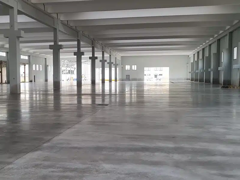 Pavimentazione in resina all’interno di uno stabilimento industriale di Mantova