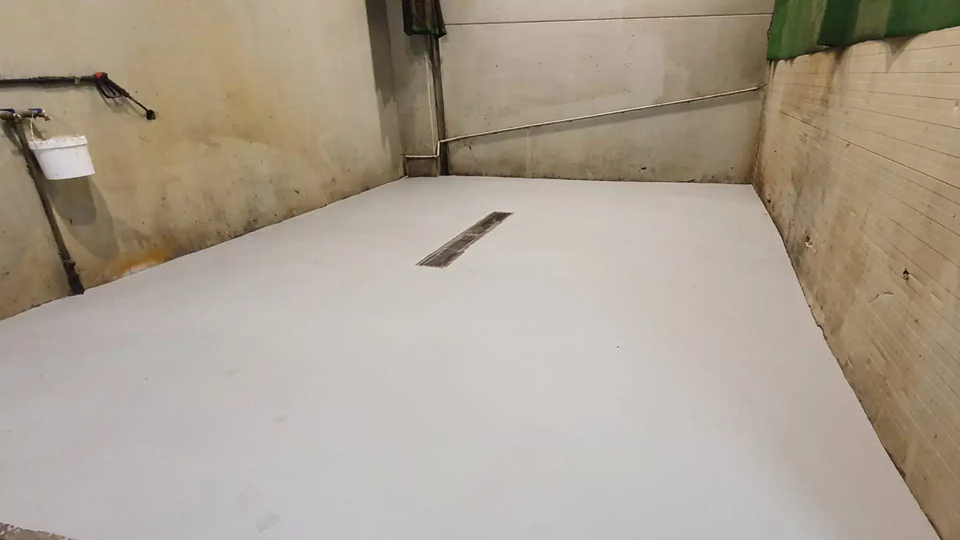 Rivestimento di un garage residenziale in resina