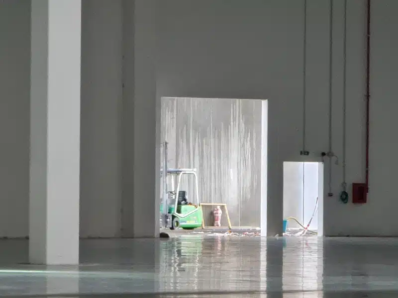 Un operaio lavora alla lucidatura di un pavimento in resina