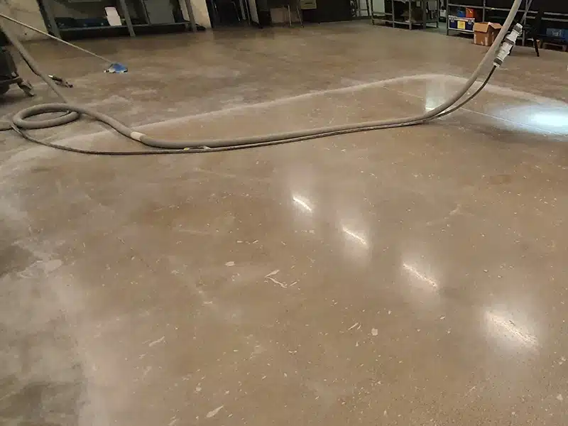 Un pavimento all’interno di uno spazio commerciale