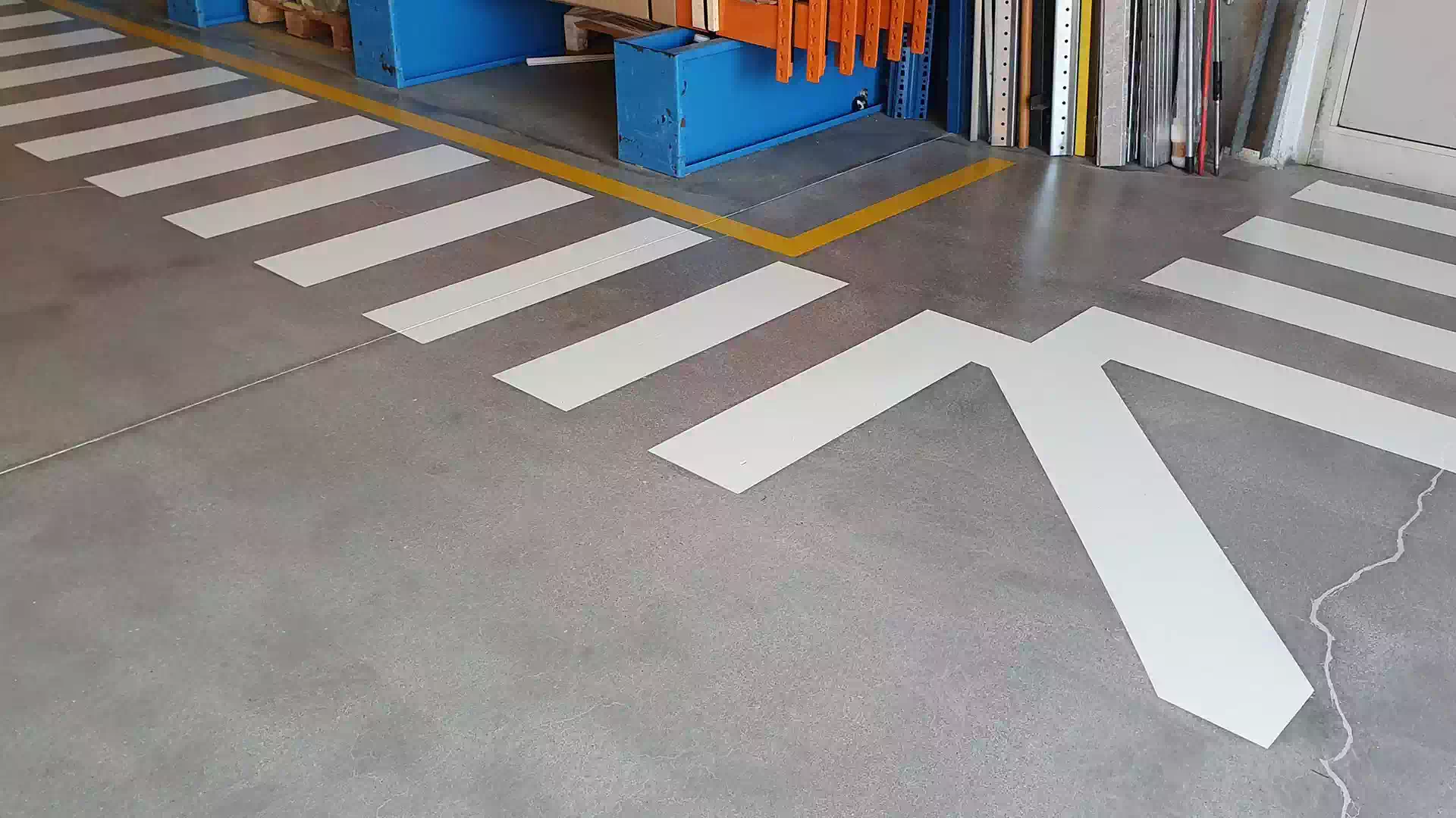 Pavimento industriale in resina con segnaletica di sicurezza a Brescia, Mantova e Verona