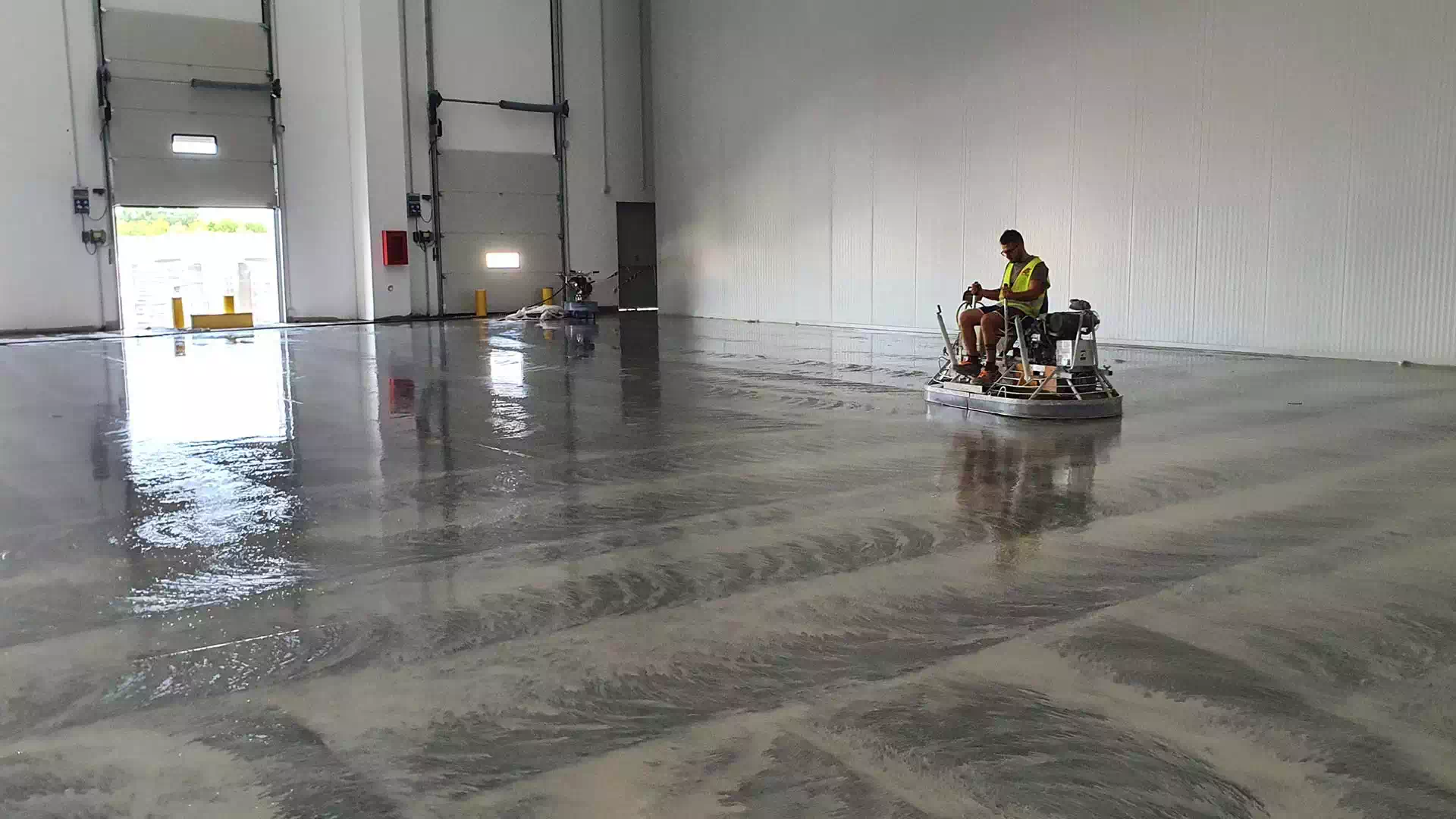 Intervento di levigatura di pavimenti in cemento